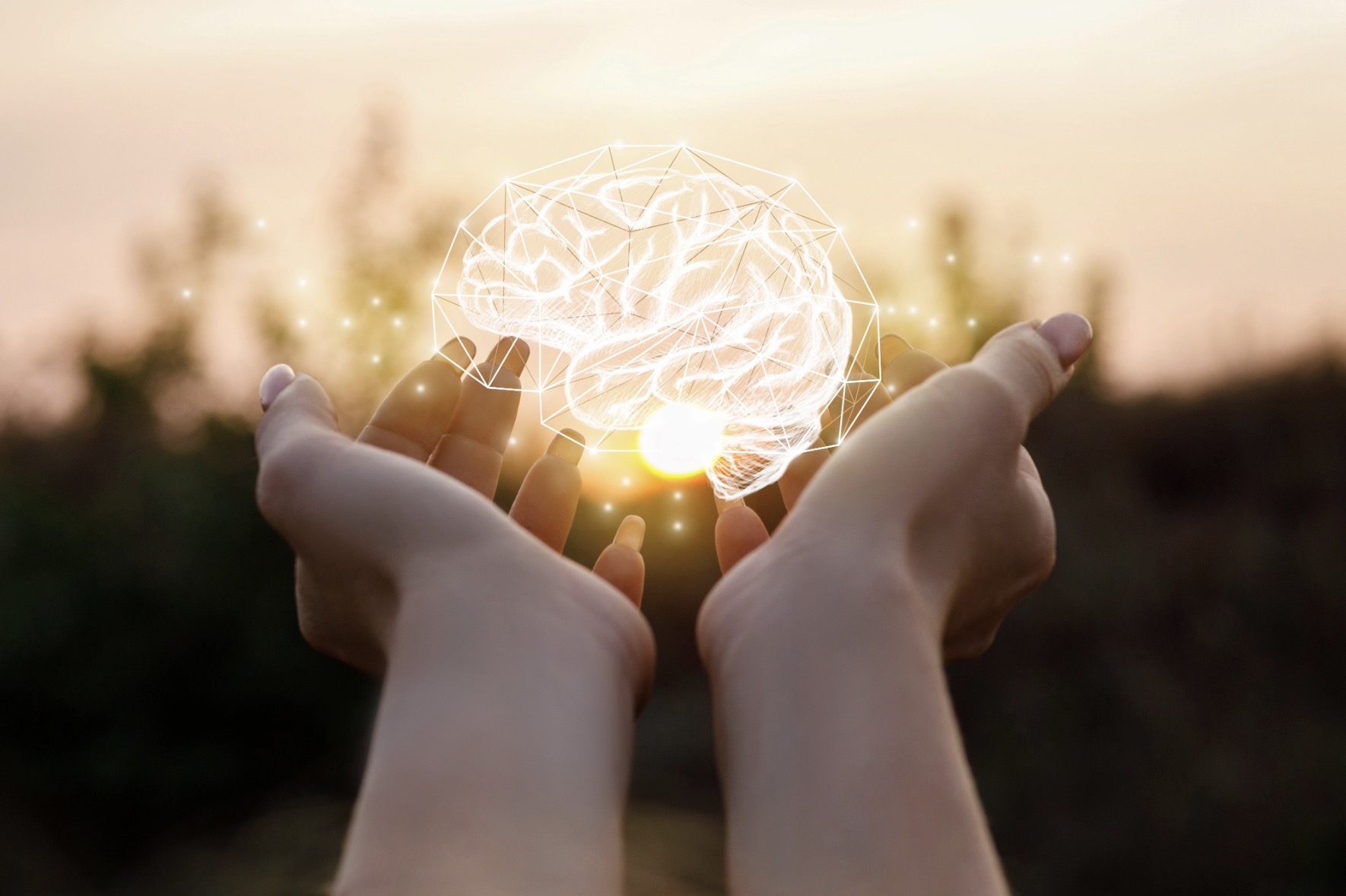 Manos sosteniendo una representación del cerebro como símbolo de sanación emocional