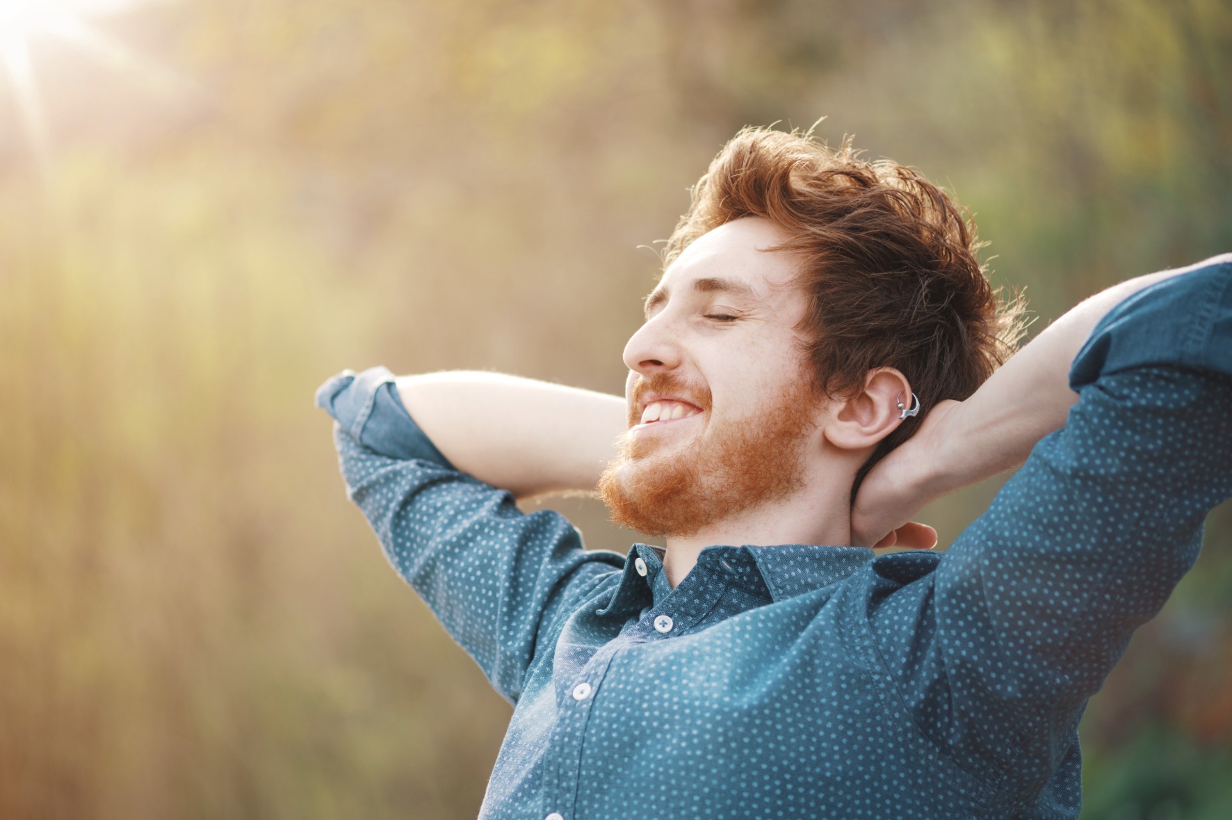 Persona meditando en casa dentro de un programa integral de bienestar emocional