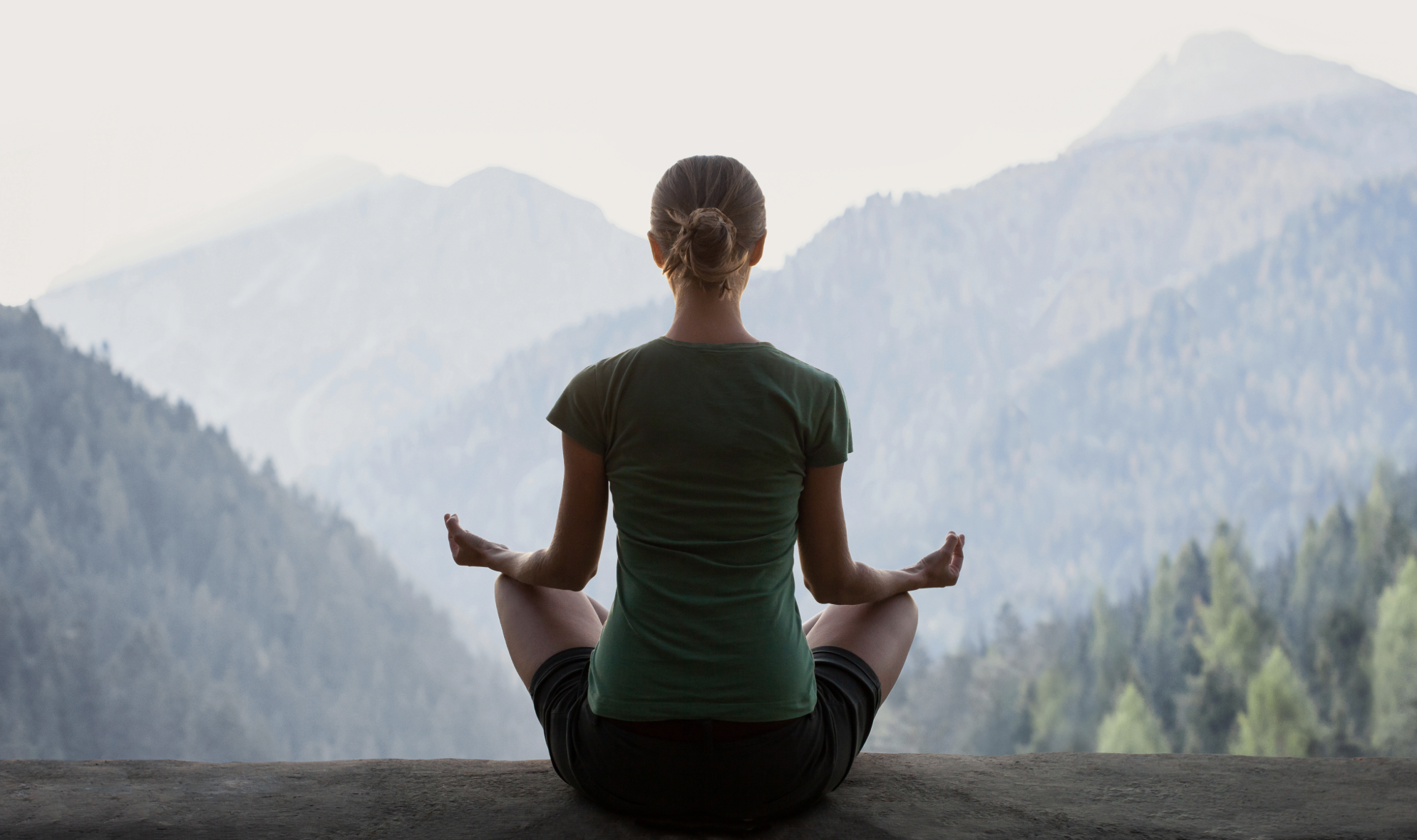 Persona practicando meditación mindfulness en un entorno natural